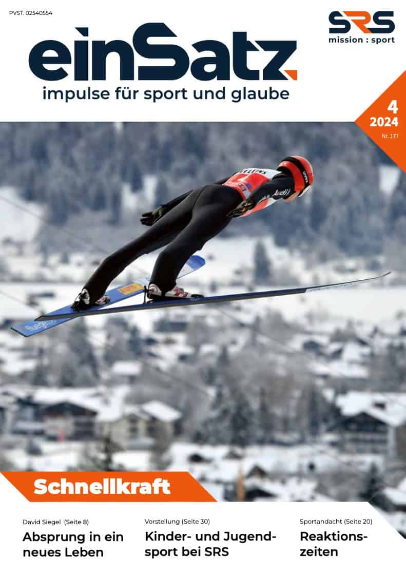Skifahrer bei einem Rennen im Winter, schnelle Bewegung auf Schnee.