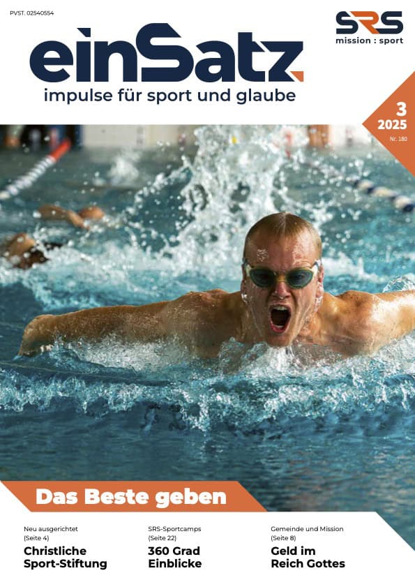 Schwimmer beim Wettkampf im Pool, Fokus auf Anstrengung und Leistung.