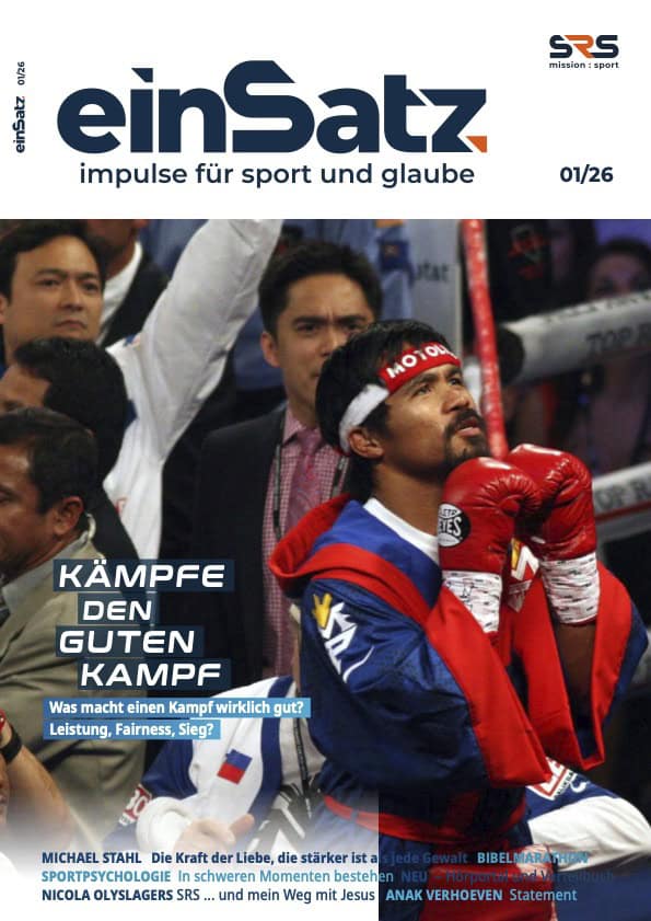 Boxer im Ring mit Fokus, umgeben von Zuschauern, Kampfsport, Fairness, Leistung.